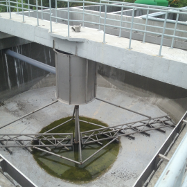 Thiết bị cạo bùn